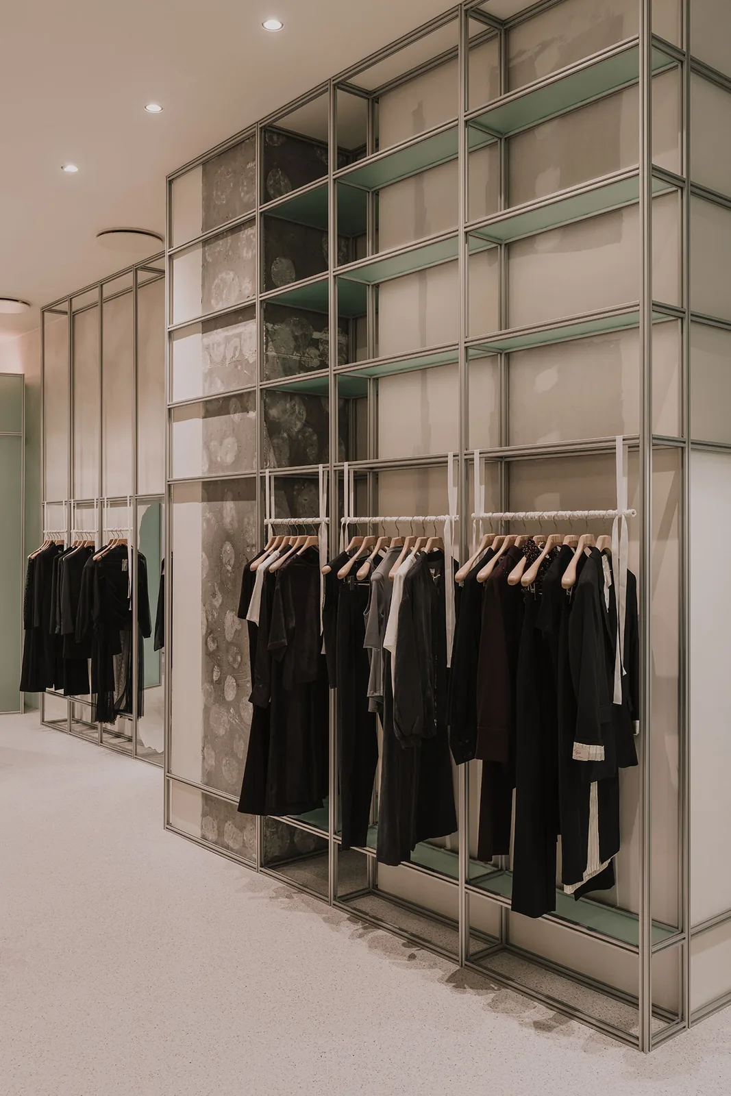 Polonya’da Sadelik: Modüler Butik Tasarımı