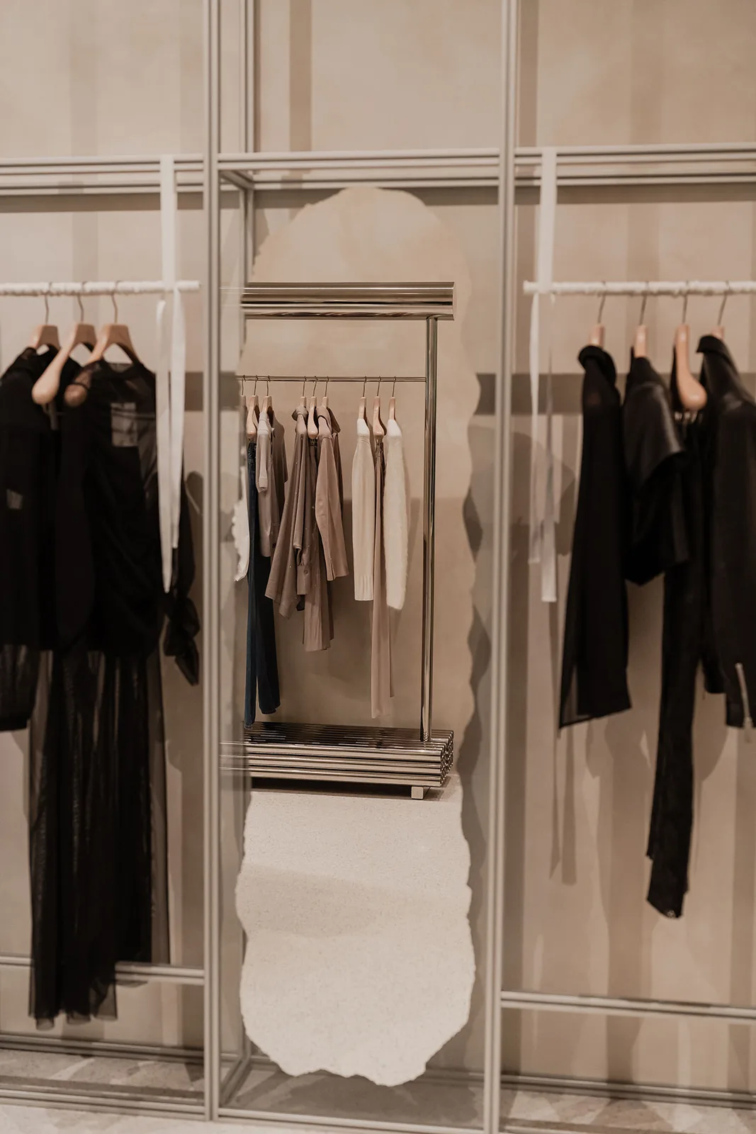 Polonya’da Sadelik: Modüler Butik Tasarımı