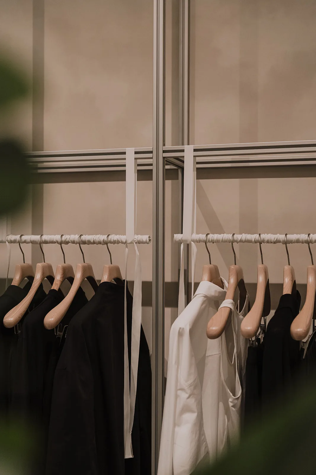 Polonya’da Sadelik: Modüler Butik Tasarımı