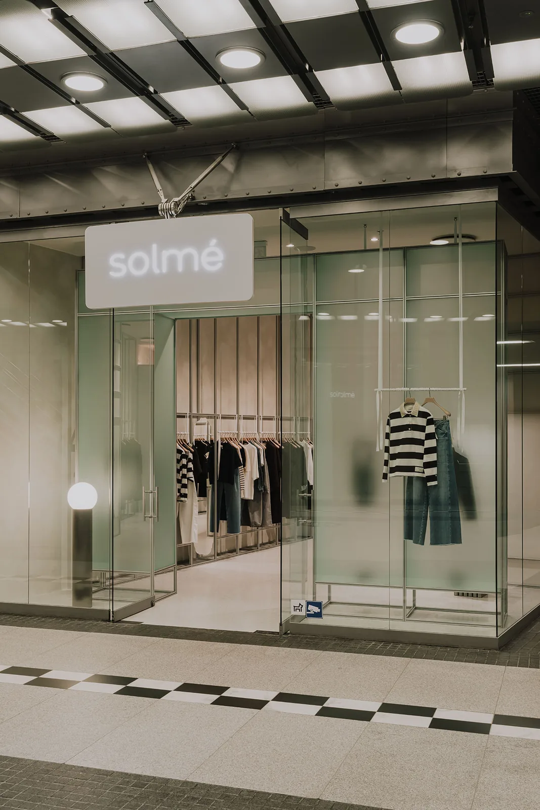 Polonya’da Sadelik: Modüler Butik Tasarımı