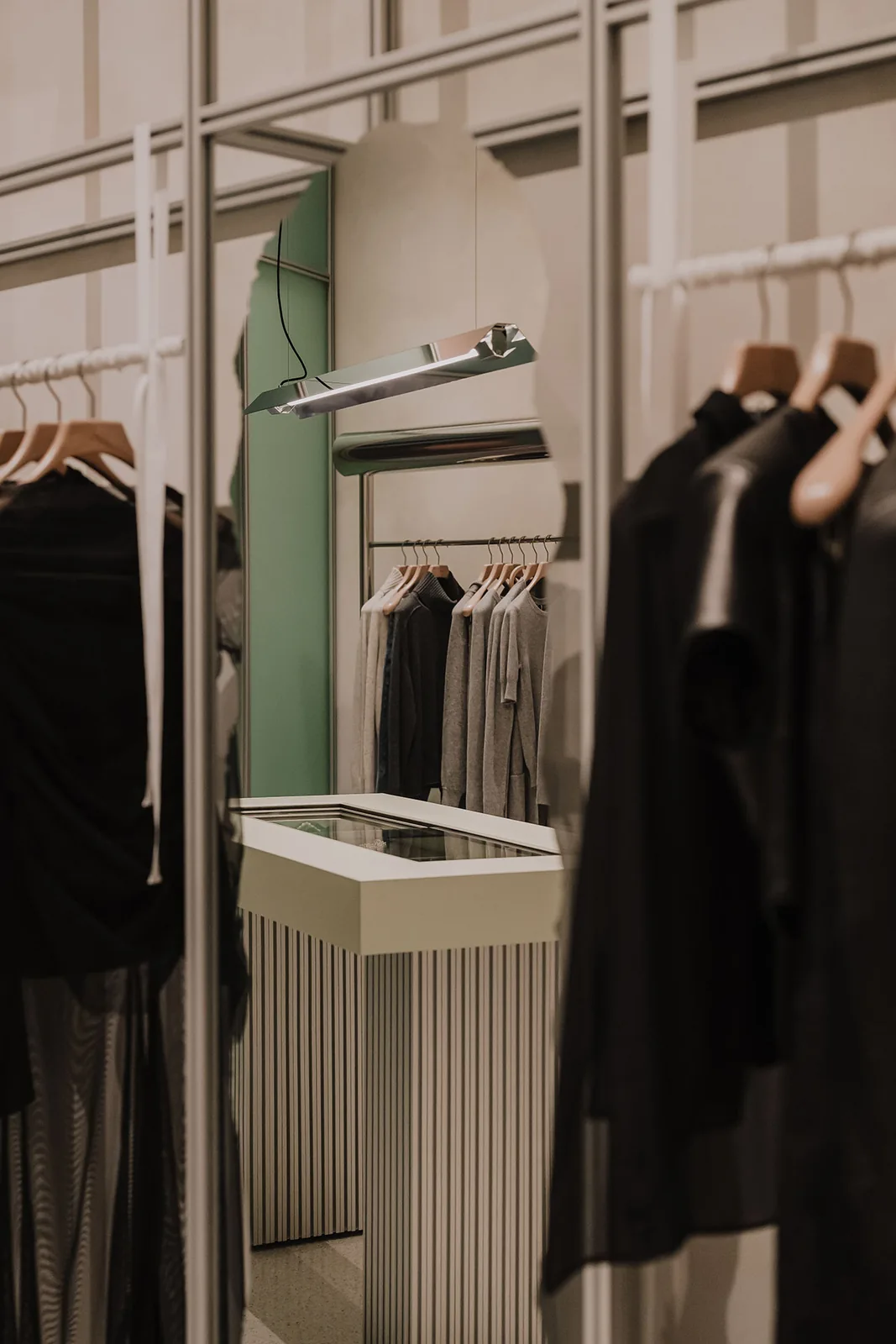 Polonya’da Sadelik: Modüler Butik Tasarımı
