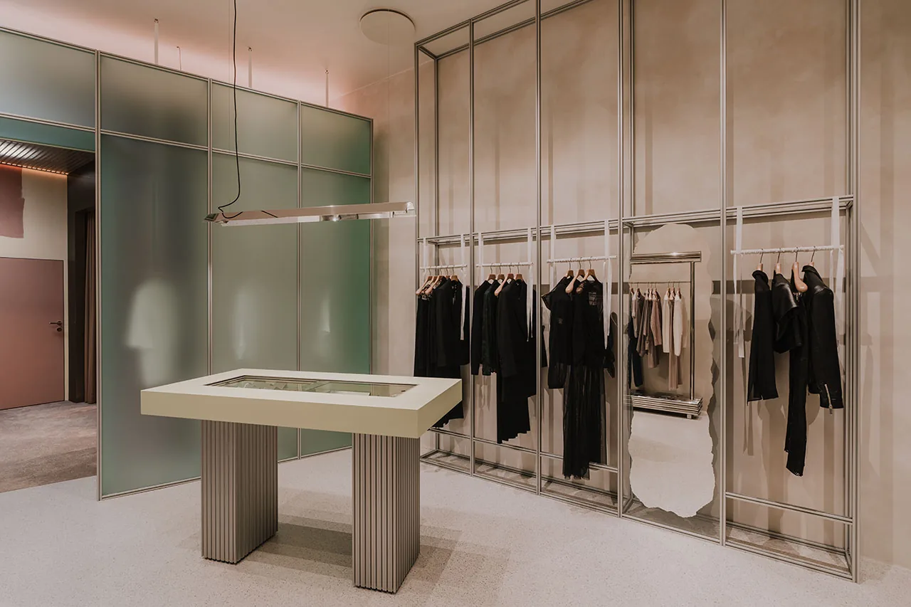 Polonya’da Sadelik: Modüler Butik Tasarımı