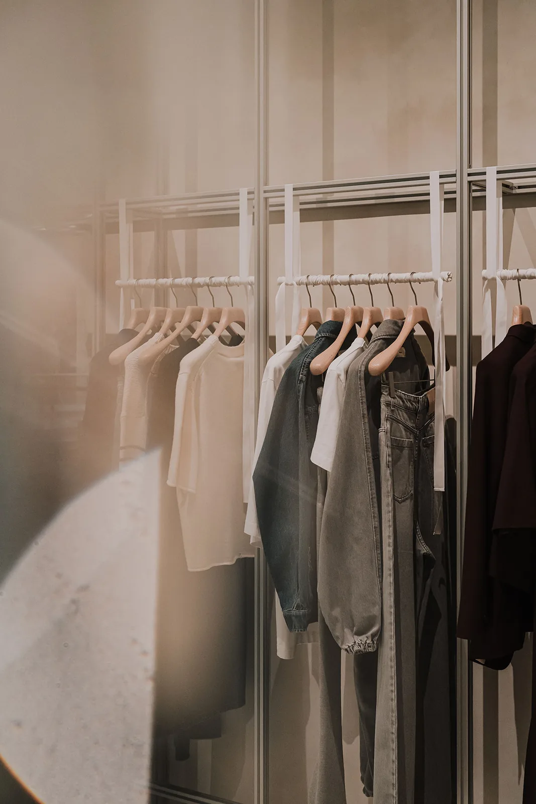 Polonya’da Sadelik: Modüler Butik Tasarımı