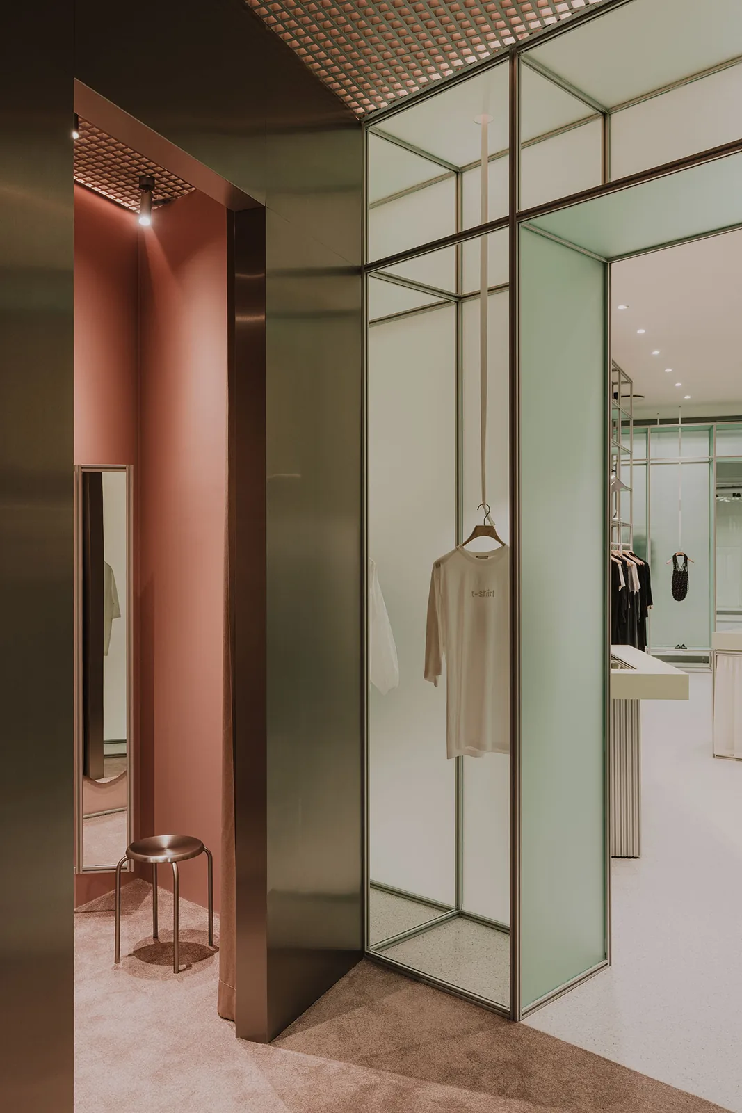 Polonya’da Sadelik: Modüler Butik Tasarımı