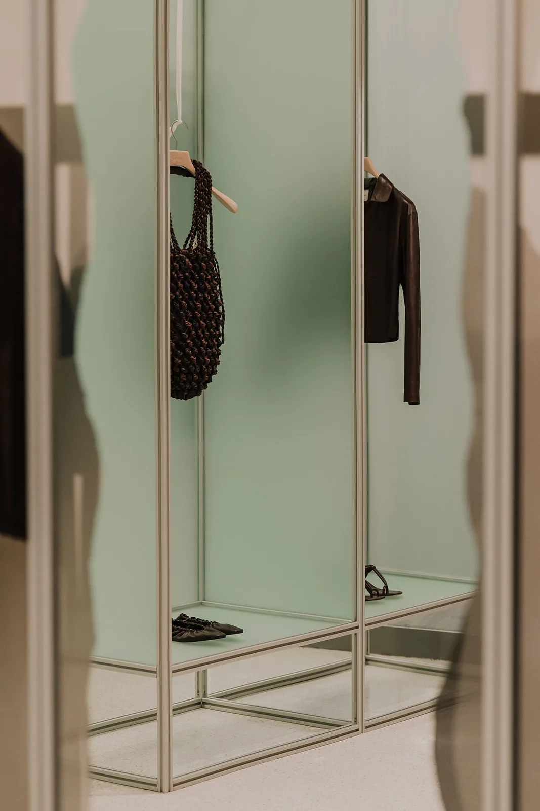 Polonya’da Sadelik: Modüler Butik Tasarımı