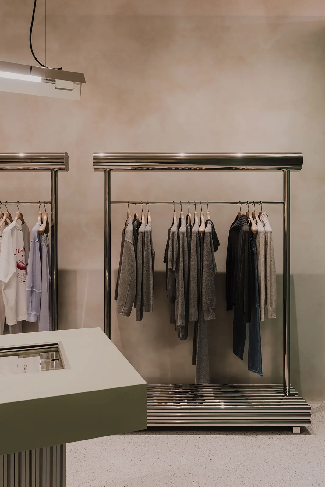Polonya’da Sadelik: Modüler Butik Tasarımı