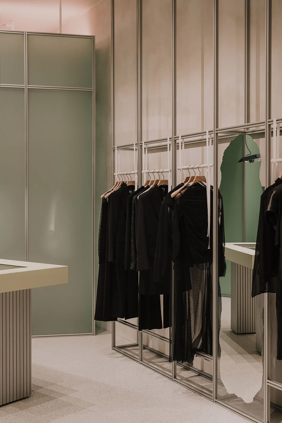 Polonya’da Sadelik: Modüler Butik Tasarımı