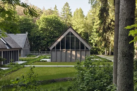Posta Yolu Misafirhanesi: Tar
Kaynak: ArchDaily | Yayın Tarihi: 26 Haziran 2026
![Curonian Kıyısında Tarih ve Modernin Buluşması: Posta Yolu Misafirhanesi
