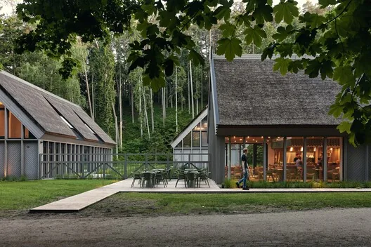 Curonian Kıyısında Tarih ve Modernin Buluşması: Posta Yolu Misafirhanesi