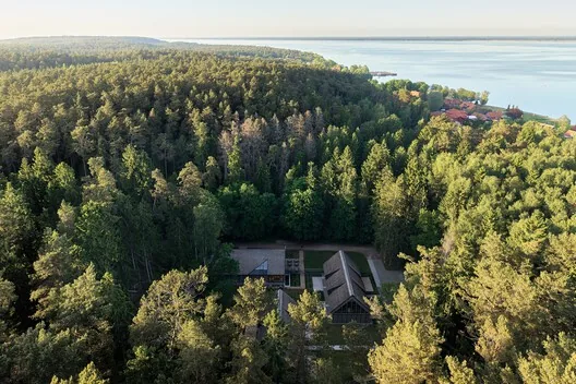Posta Yolu Misafirhanesi: Tarihle Modernin Curonian Kıyısında Buluşması