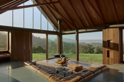 Sekiz Yılın Ardından: Doğayla Kucaklaşan Saddleback Mountain House