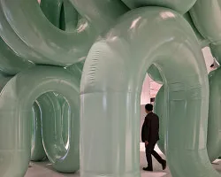 Işık ve Renkten Yürünebilir Küp: Lancelin'in Tubüler Enstalasyonu