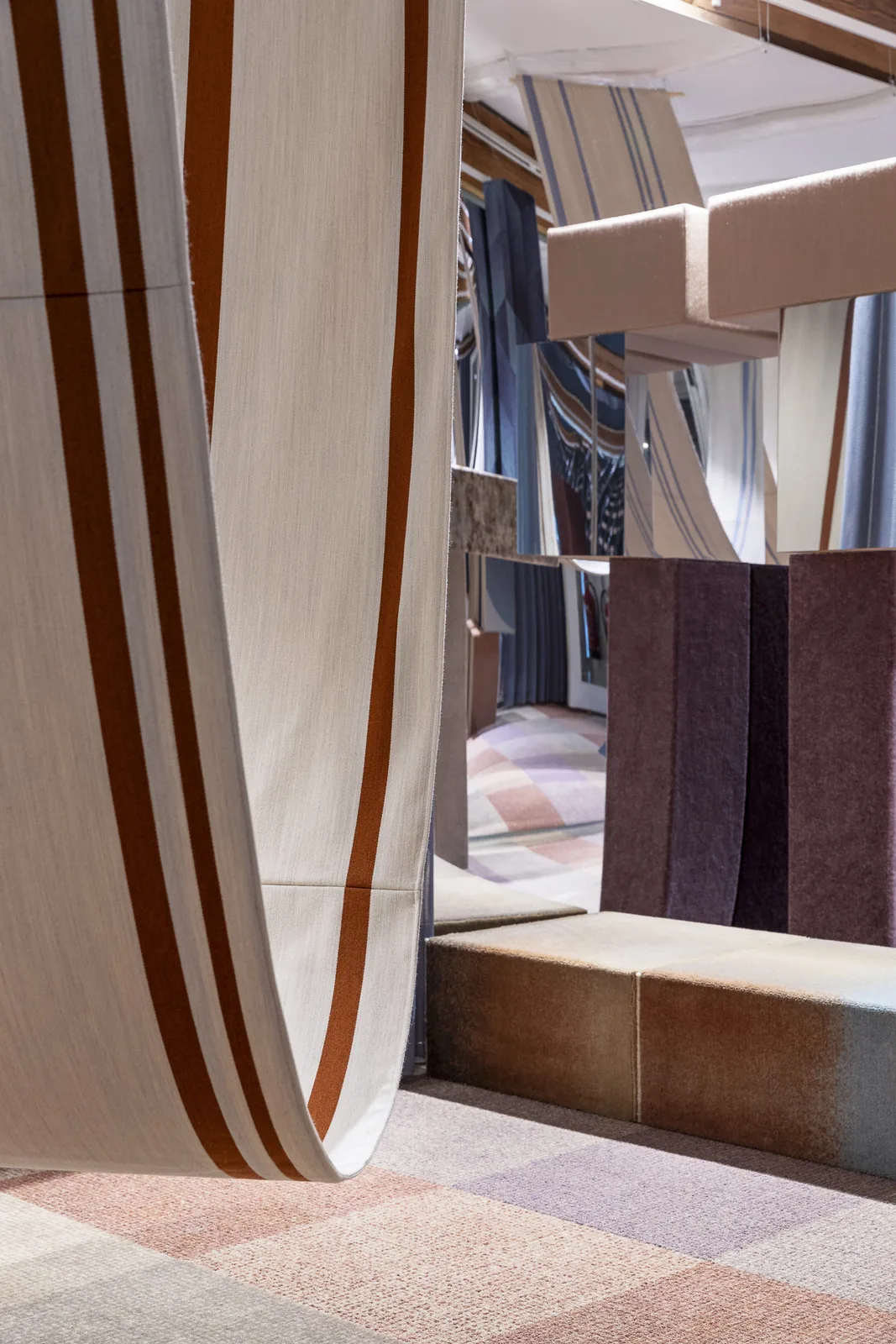 Superflex: ege Carpets'ın Modüler Halısı Şekil ve Duyuyu Buluşturuyor