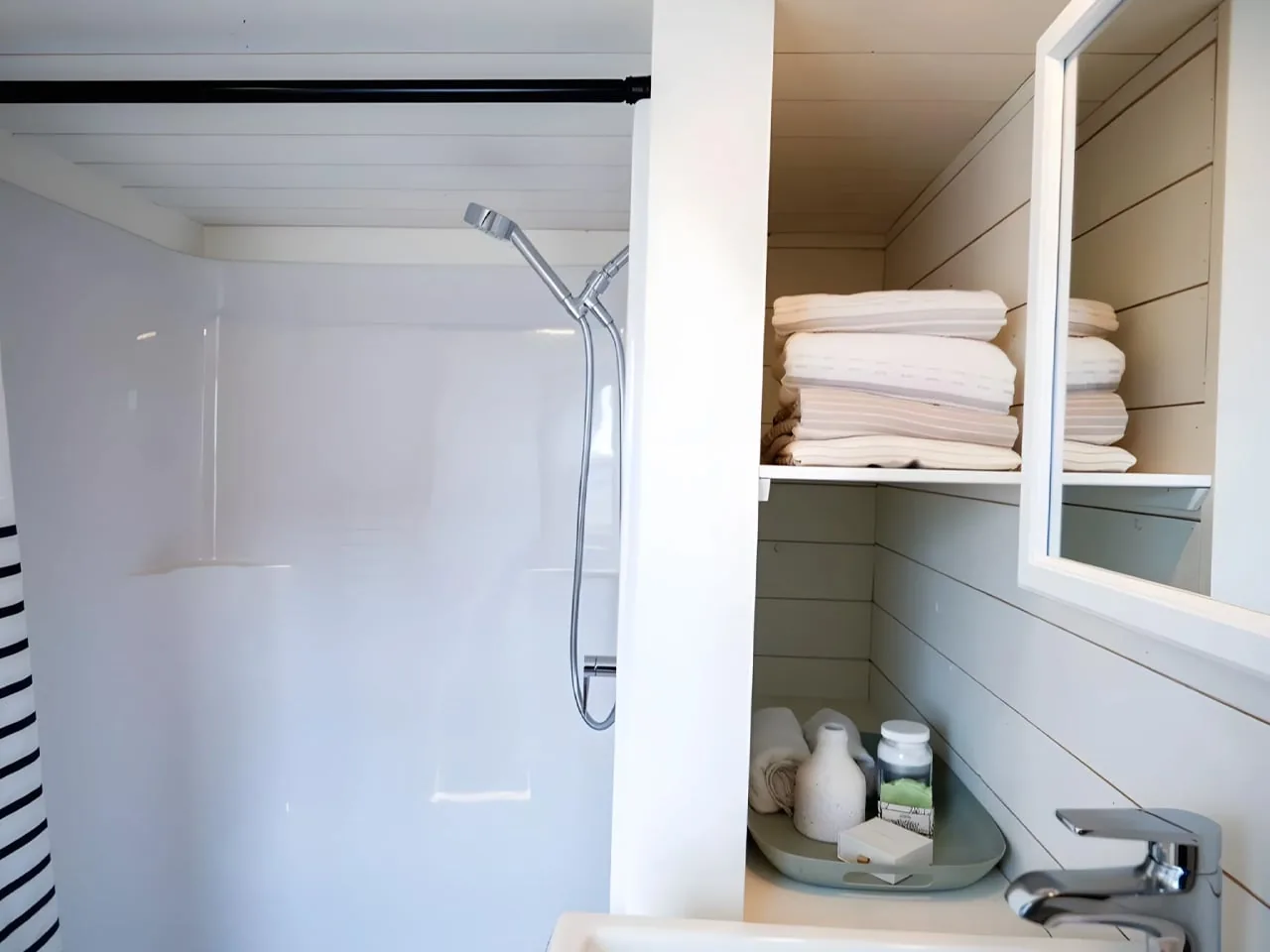 368 Metrekarelik Tiny House: Murphy Yatak, Yakma Tuvalet ve Dahası