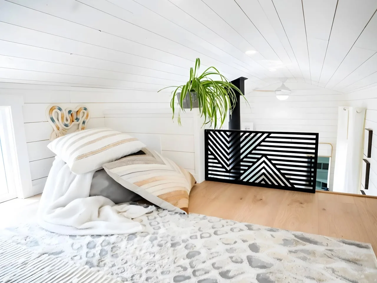 Tiny House Smidge: 30 Metrede Murphy Yatak ve Yakma Tuvalet
