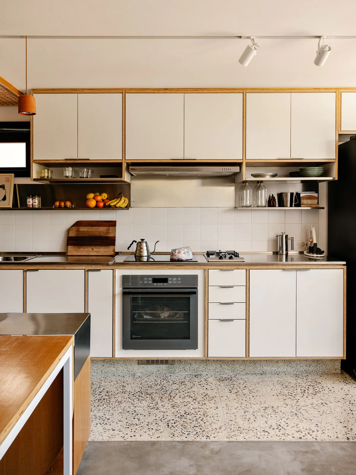 538 Metrekarede Akıllı Tasarım: Studio Papaya’dan Küçük Apartmana Büyük Dokunuş