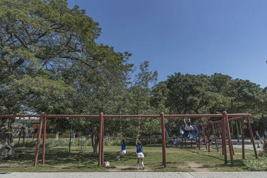 Ağaçlarla Bütünleşen Öğrenci Merkezi: Santa Marta