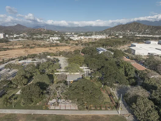 Ağaçlarla Bütünleşen Öğrenci Merkezi: Santa Marta