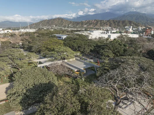 Ağaçlarla Bütünleşen Öğrenci Merkezi: Santa Marta