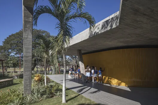 Ağaçlarla Bütünleşen Öğrenci Merkezi: Santa Marta