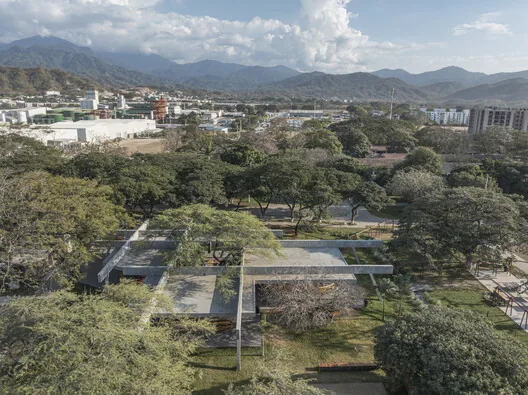 Ağaçlarla Bütünleşen Öğrenci Merkezi: Santa Marta