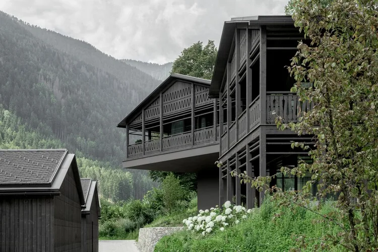 Amonti Chalets: Alpler’de Geleneksel ve Modernin Kusursuz Dansı