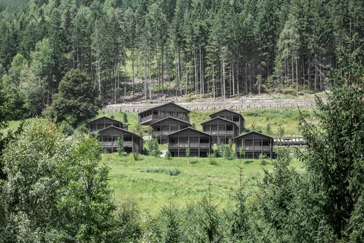 Amonti Chalets: Alpler’de Geleneksel ve Modernin Kusursuz Dansı