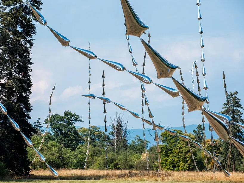 Amsterdam Rüzgarında Dans Eden Çelik Çimenler: Aérosculpture’ın Kinetik Heykeli