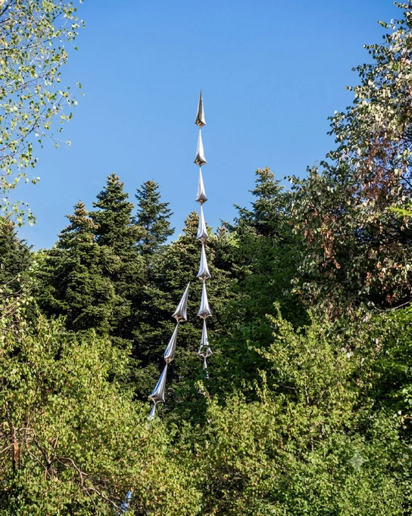 Amsterdam Rüzgarında Dans Eden Çelik Çimenler: Aérosculpture’ın Kinetik Heykeli