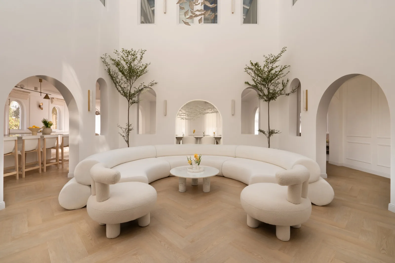 Dubai’de Işık ve Kemerlerle Şekillenen Heykelsi Villa