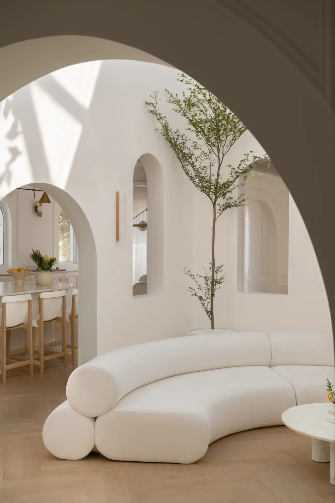 Dubai'de Işık ve Kemerlerle Şekillenen Heykelsi Villa