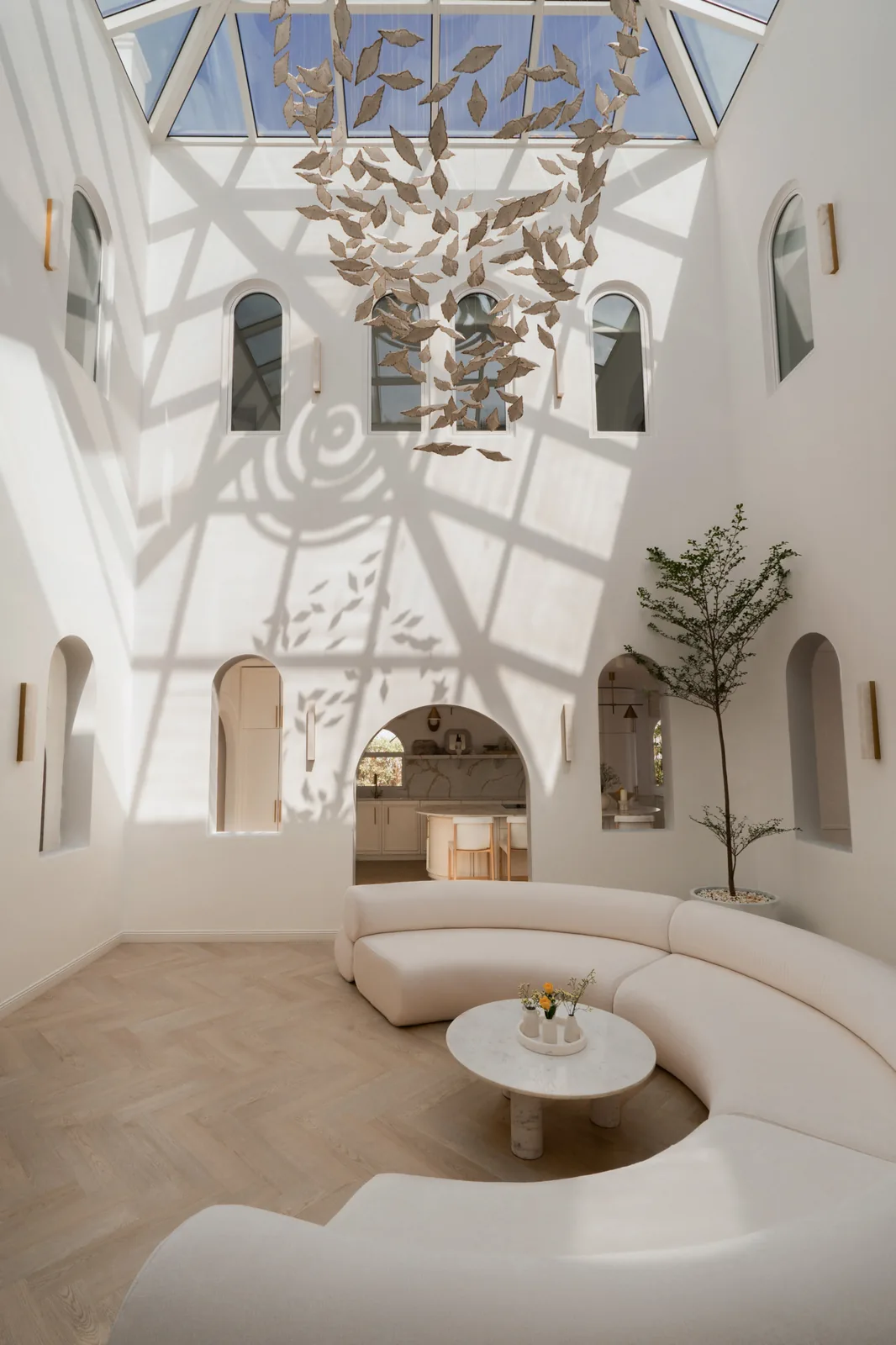 Dubai'de Işık ve Kemerlerle Şekillenen Heykelsi Villa