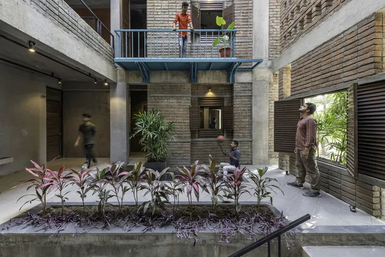 Hosteller ve Göçebe Hayatı: Paylaşımlı Mekanların Dönüştürücü Gücü