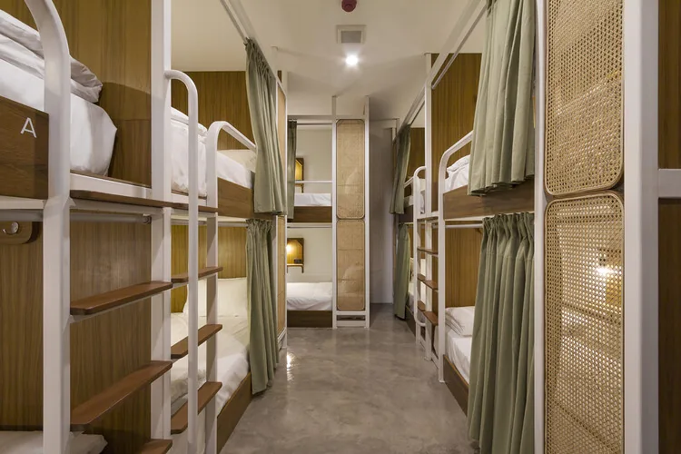 Hosteller ve Göçebe Hayatı: Paylaşımlı Mekanların Dönüştürücü Gücü