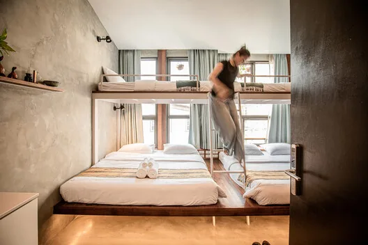 Hosteller ve Göçebe Hayatı: Paylaşımlı Mekanların Dönüştürücü Gücü