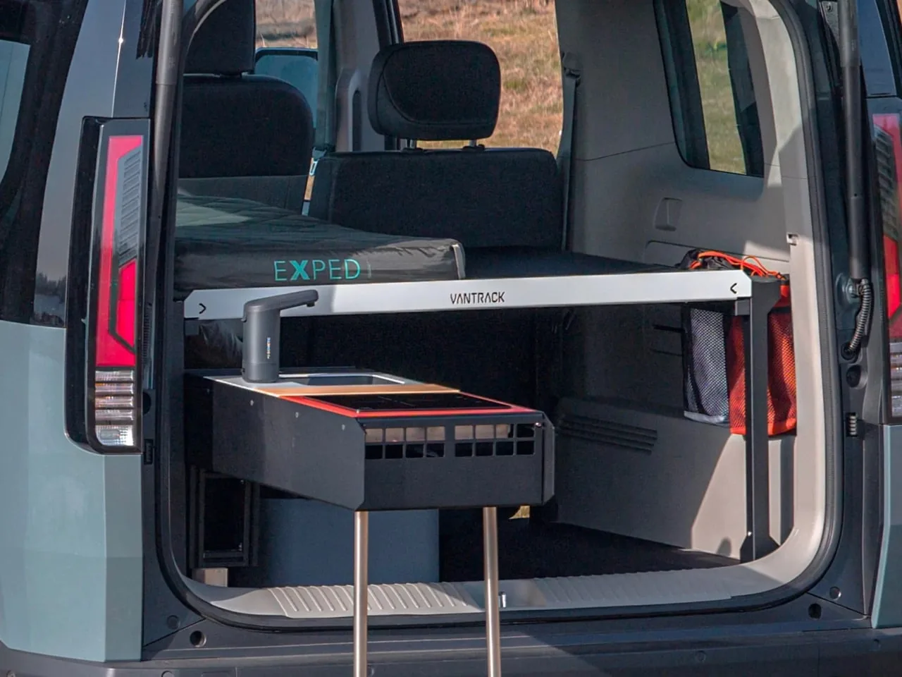 Kia PV5 İçin Modüler Kamp Seti: Hafta Sonu Sihri, Pazartesi Gerçeği