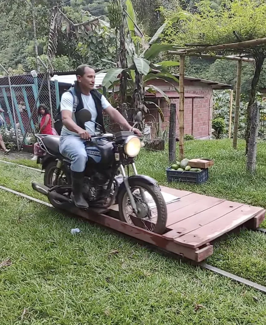 Motobalineras: Kolombiya'nın Raylardaki Motosiklet Çözümü