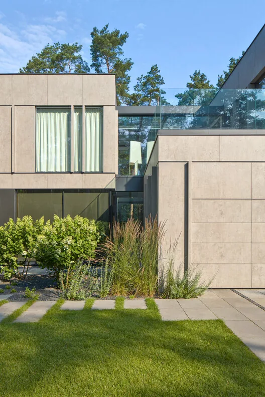 Doğayla Bütünleşen Minimalist Ev: BBB House
