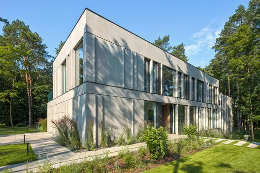 Doğayla Bütünleşen Minimalist Ev: BBB House