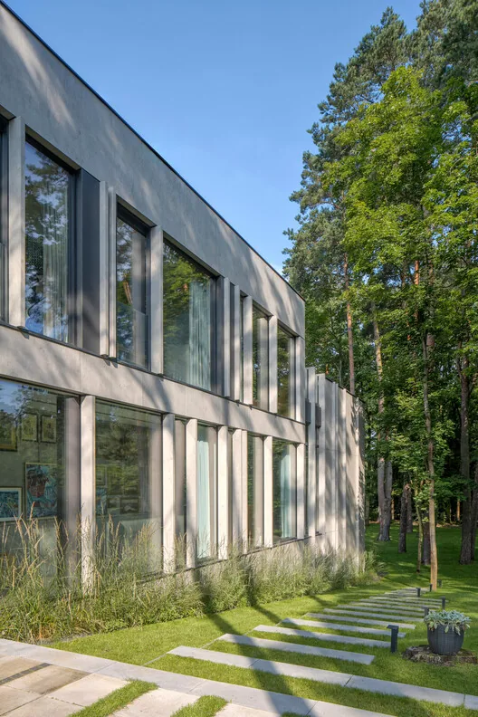Doğayla Bütünleşen Minimalist Ev: BBB House