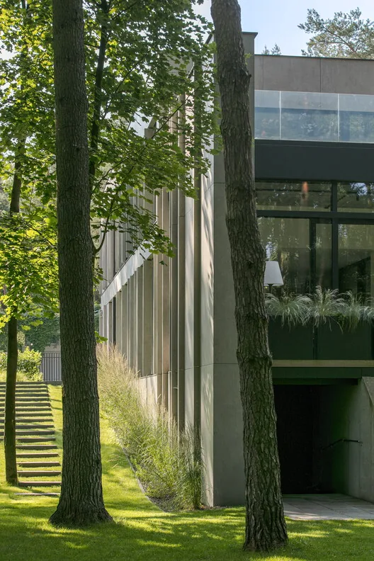 Doğayla Bütünleşen Minimalist Ev: BBB House