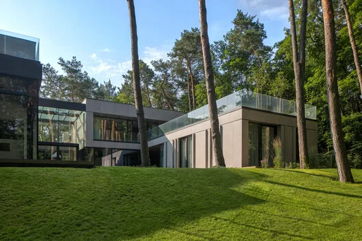 Doğayla Bütünleşen Minimalist Ev: BBB House