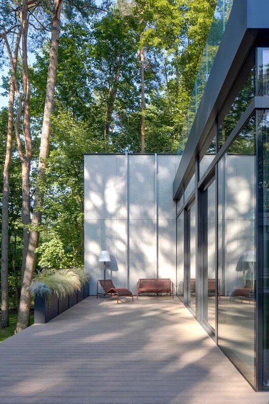 Doğayla Bütünleşen Minimalist Ev: BBB House