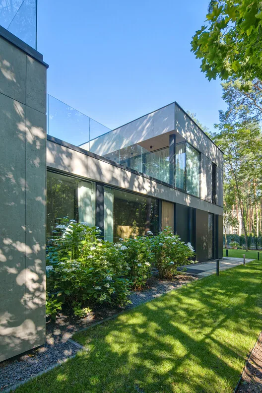 Doğayla Bütünleşen Minimalist Ev: BBB House