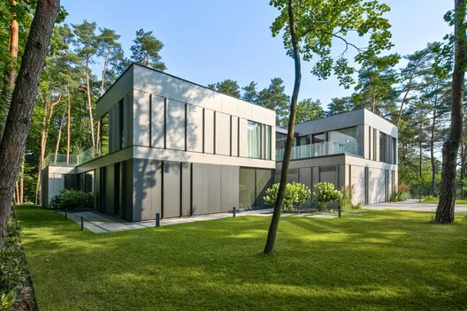 Doğayla Bütünleşen Minimalist Ev: BBB House