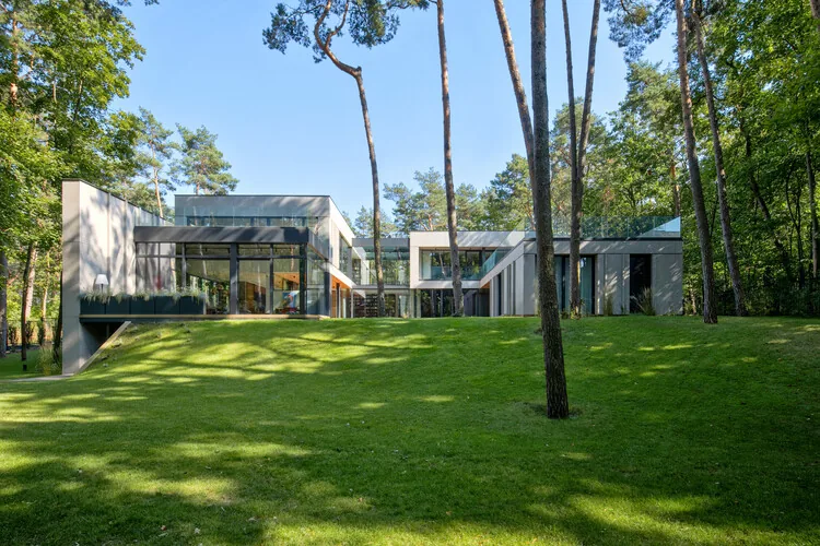Doğayla Bütünleşen Minimalist Ev: BBB House