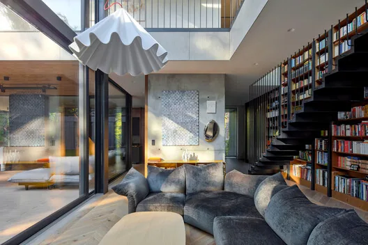 Doğayla Bütünleşen Minimalist Ev: BBB House