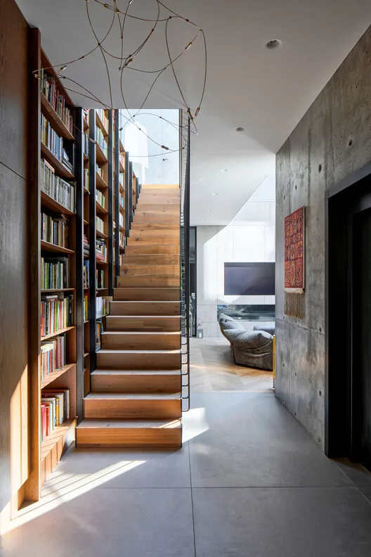 Doğayla Bütünleşen Minimalist Ev: BBB House