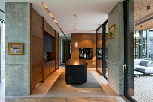 Doğayla Bütünleşen Minimalist Ev: BBB House