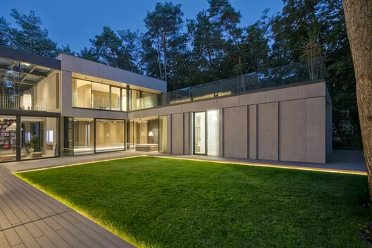 Doğayla Bütünleşen Minimalist Ev: BBB House